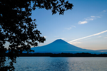 静岡県富士宮市田貫湖と早朝の雄大な富士山