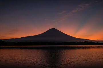 静岡県富士宮市の田貫湖と富士山と薄明光線