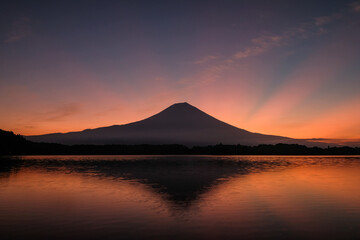 Fototapeta premium 静岡県富士宮市の田貫湖と富士山と薄明光線