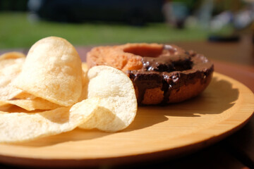 キャンプで食べるチョコオールドファッションドーナツとポテトチップス