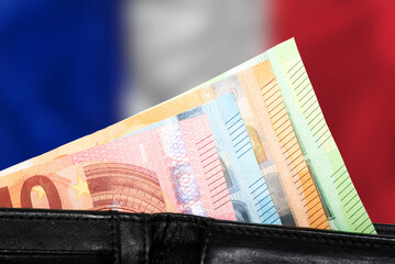 Flagge von Frankreich und Geldbörse mit Euro Geld