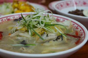 Korean-style Chinese food with lots of oysters and vegetables