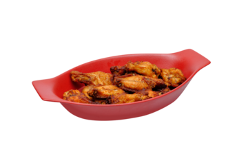 Ailes de poulets, bien dorées, dans un plat rouge.