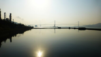 Fototapeta premium 朝の白鳥大橋