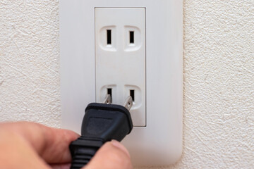 電源プラグをコンセントに接続する