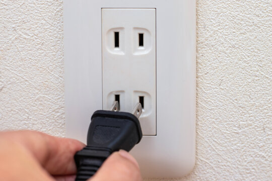 電源プラグをコンセントに接続する