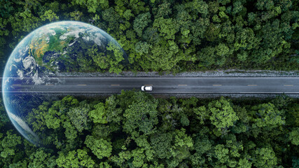 Eco-auto op bosweg met aarde-planeet die door bos gaat, ecosysteemecologie gezonde omgeving roadtrip reizen, Eco-auto met natuur, elektrische auto en aarde EV elektrische energie voor milieu.
