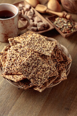 Crispy crackers with sunflower seeds and flax seeds.