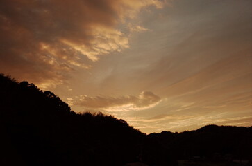 大金に輝く夕日