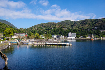 Fototapeta na wymiar 芦ノ湖の湖畔から見る元箱根の町並み