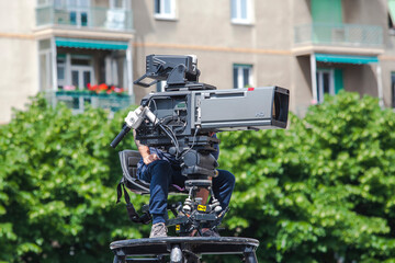 Cameraman seduto sulla piattaforma della cinepresa