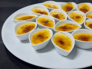 creme brulee dessert