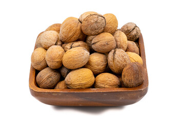 Holzschale mit Walnüssen isoliert