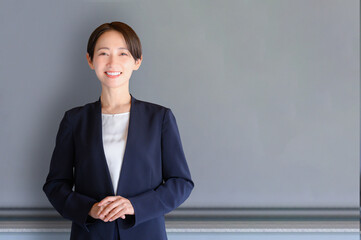 学校の先生や塾の先生などのイメージ　右にコピースペースあり