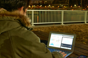 東京湾とクルーザー