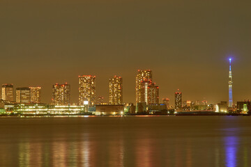 東京湾とクルーザー