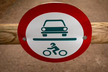 Señal de entrada prohibida a vehiculos de motor