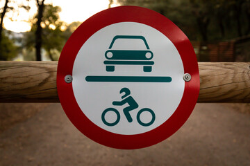 Señal de entrada prohibida a vehiculos de motor