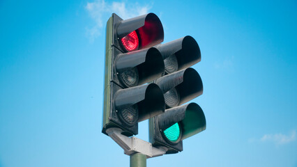 Sem&aacute;foros con luz roja y luz verde