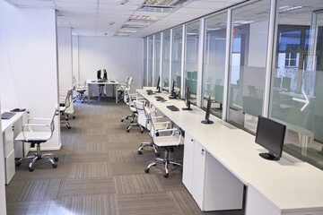 Großraumbüro mit vielen Computer Arbeitsplätzen