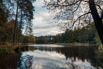 Jesienny wieczór nad polskim jeziorem