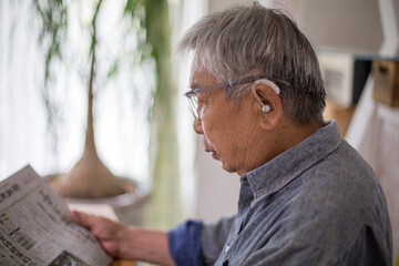 補聴器をつけて生活する日本人のシニア男性