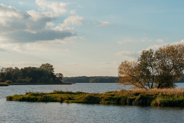Jesienny wieczór nad polskim jeziorem © Marcin