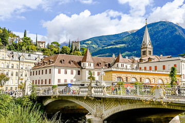 Meran, Kurhaus, Passer, Fluss, Passerpromenade, Kurpromenade, Kirche, Altstadt, Vinschgau, Südtirol, Sommer, Herbst, Herbstsonne, Italien