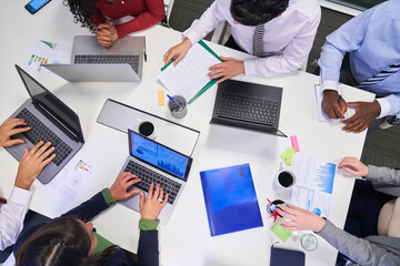 Business Leute mit Computer im Meeting am Konferenztisch