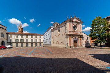 Obraz premium Alba, Langhe, Piedmont, Italy - August 16, 2022: Vittorio Veneto square with the church of Santa Caterina (18th century) in the background the bell tower of San Lorenzo