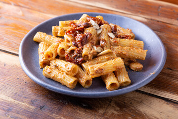 Pasta with dried tomato and almond pesto. Vegan recipe, ideal for lunch and dinner.