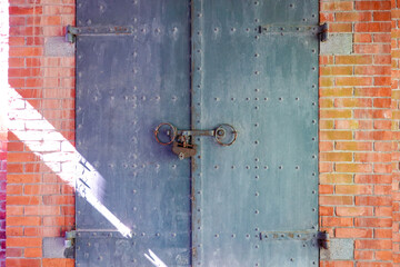 赤煉瓦倉庫のレトロな錠前と鉄扉