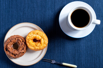 ド－ナツとコ－ヒ－カップ