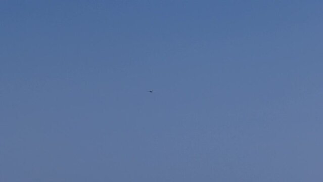 f35 performing aerobatics at show
