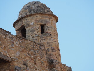 torre de vigia en el muro del castillo medieval de benabarre, construido en piedra,  forma circular, pequeñas ventanas, cornisa, rematada en cúpula, huesca, españa, europa