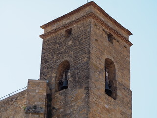 torre campanario románica de la iglesia de valdeflores en el castillo de benabarre, planta cuadrada, dos cornisas ajedrezadas, arcos de medio punto con dos campanas, huesca, españa, europa 