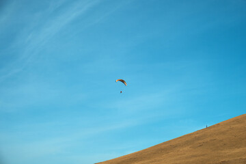 Fototapeta na wymiar paragliding in the sky