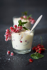 Mascarpone Creme mit roten Johannisbeeren im Glas