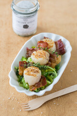 Gegrillte Jakobsmuscheln mit krossem Bacon auf Lauchbett mit Trüffelsalz