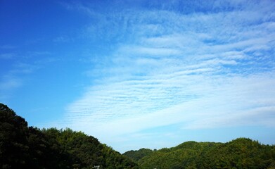 Fototapeta na wymiar 山と青空と平らな雲