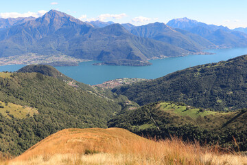 Wunderschönes Alpenpanorama um den oberen Comer See; Blick von der Cimetta dell' Acqua hinunter...