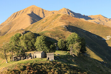 Wildromantische Alpenlandschaft oberhalb von Gravedona (Comer See); Alpe Piaghedo mit Monte Duria...