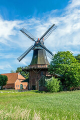 Plakat Außenansicht der Windmühle Moorseer Mühle, ein Galerieholländer in Niedersachsen, Deutschland