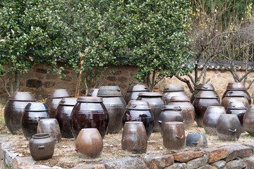 Jangdokdae in the yard of an old Korean house mainly used to store food and seasonings.