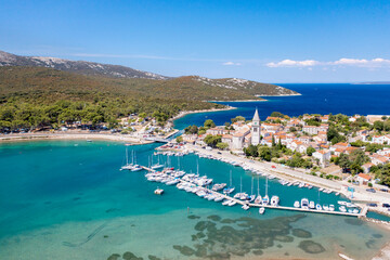 Aussicht auf den Kanal von Ozor auf der Insel Cres aus der Luft