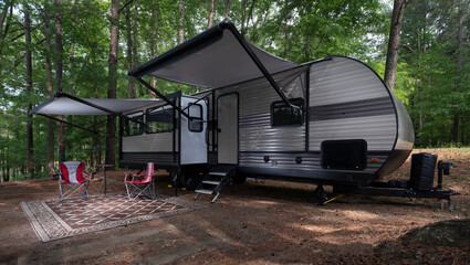  Camper trailer at a campsite in North Carolina - obrazy, fototapety, plakaty