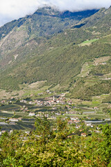Algund, Dorf, Kirche, Waalweg, Weinberg Obstbäume, Vinschgau, Südtirol, Herbst, Herbstsonne,  Italien