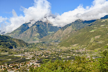 Meran, Algund, Dorf Tirol, Schloss, Dorf, Kirche, Waalweg, Weinberge, Obstbäume, Vinschgau, Rabland, Naturns, Texelgruppe, Südtirol, Herbst, Herbstsonne, Italien