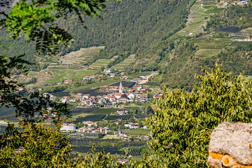 Algund, Dorf, Kirche, Waalweg, Weinberge, Obstbäume, Vinschgau, Südtirol, Herbst, Herbstsonne,  Herbstfarben, Italien