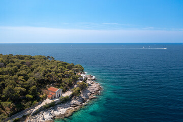 Kleine Kapelle in der Bucht von Cikat - die Kirche der Verkündigung der Heiligen Jungfrau Maria, in der Nähe von Mali Losinj, Insel Losinj, Kroatien